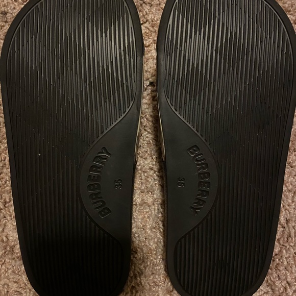 Size 35 in womens. Recommend to anyone who wear a size 4 or under. - Picture 2 of 3